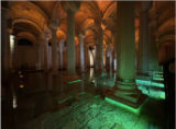 Le colonne all'interno della Basilica Cisterna illuminate da fari colorati e installazioni artistiche