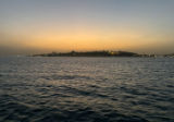 Un tramonto polveroso su Istanbul, fotografato dalla riva asiatica poco prima di prendere il traghetto