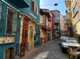 Un raro scatto senza turisti nel quartiere ebraico di Balat, famoso per le case colorate arroccate ai lati delle vie ripide