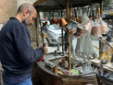 Preparazione del caffè turco: chicchi macinati, zucchero e acqua vengono messi a sobbollire sul carbone in pentolini di rame