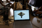 I giovani dello Space Team al lavoro per perfezionare i prototipi aerospaziali da loro realizzati, dalla progettazione alla costruzione (Valentina Brancaforte)